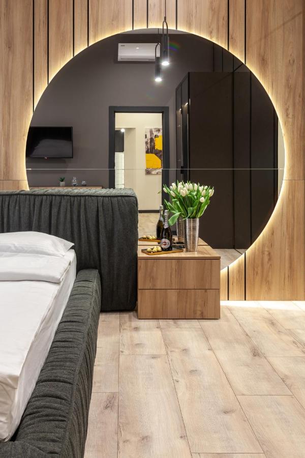 Royal Vip Apartment On Leontovicha 5 Liov Exterior foto